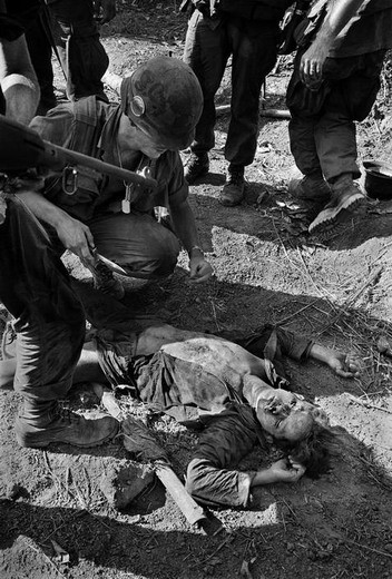  Thi thể một nạn nhân của chiến dịch tìm - diệt bị lính Mỹ hành hạ bằng dao, Quảng Ngãi 1967.