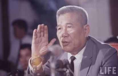  Trần Văn Hương (1902-1982) là cựu Thủ tướng (1964–1965; 1968–1969), phó tổng thống (1971-1975), rồi Tổng thống trong thời gian 7 ngày (21-28/4/1975) của chế độ Sài Gòn. Sau 1975, ông chọn ở lại quê hương, tiếp tục sống ở căn nhà của mình ở Sài Gòn. Những năm tháng cuối đời, ông sống chung với em gái, em rể, và người con trai lớn là Lưu Vĩnh Châu – từng là một đại úy Quân đội Nhân dân Việt Nam, đã tham gia trận Điện Biên Phủ. Ông mất ngày 27/1/1982, hưởng thọ 80 tuổi.