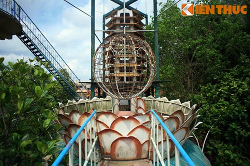 Đối diện Cửu trùng đài là mô hình địa cầu nằm trên tòa sen, tượng trưng cho ước vọng hòa bình của thế giới.