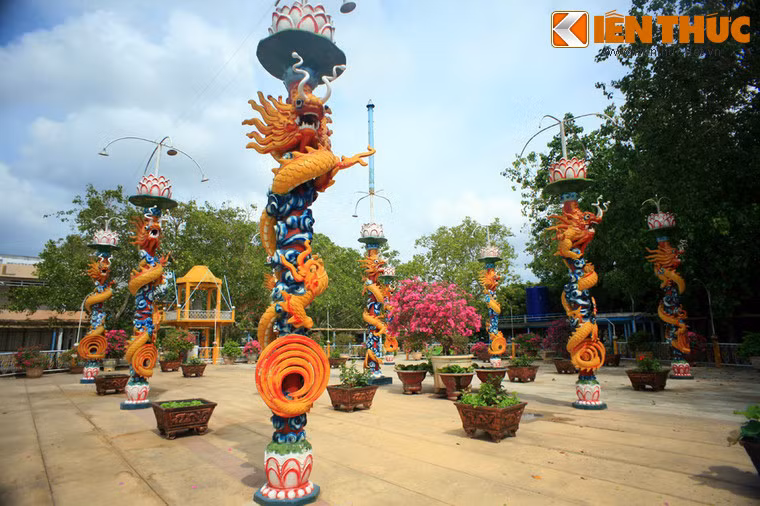 Nằm ở vị trí trung tâm của "thánh địa" là sân Chín con rồng, nơi hành lễ của tín đồ đạo Dừa.