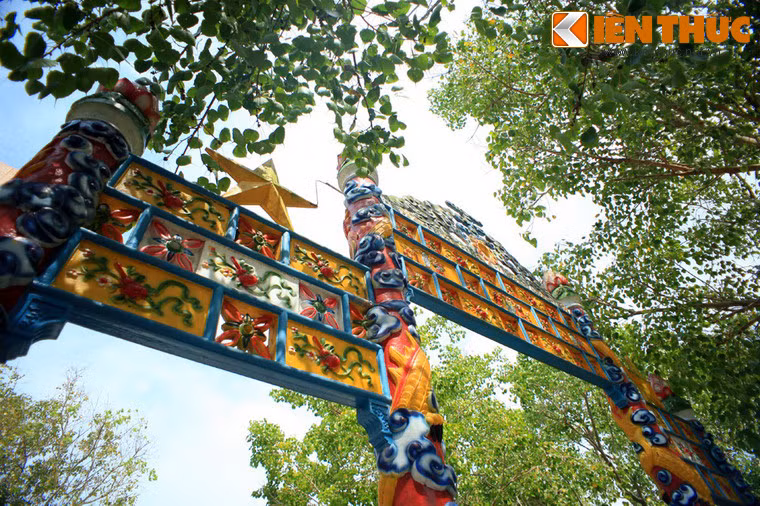 Cổng tam quan này được phỏng theo kiến trúc cổng tam quan ở Hoàng thành Huế.