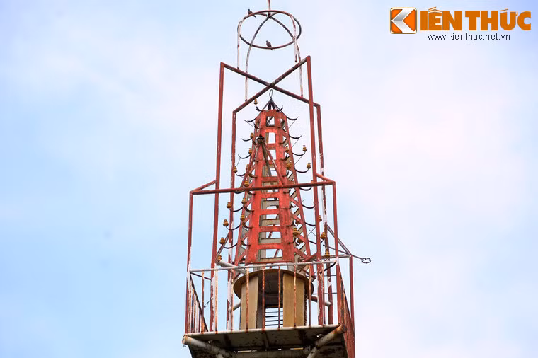 Ngọn tháp này thể hiện ước mơ chinh phục vũ trụ cũng như sự bao dung không bị giới hạn bởi khoảng cách không gian của đạo Dừa.