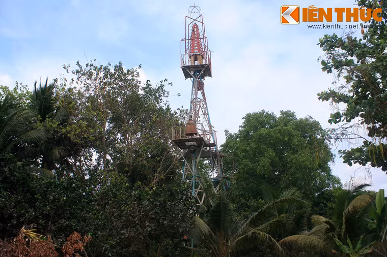 Cách tháp Hòa bình không xa là ngọn tháp lấy cảm hứng từ phi thuyền Apollo.