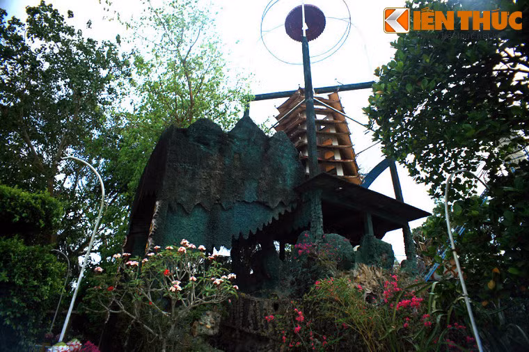 Khu vực tháp Hoà Bình là quần thể kiến trúc gồm mô hình núi non, hang động, các tòa tháp... Đây là nơi giáo chủ đạo Dừa hành pháp.