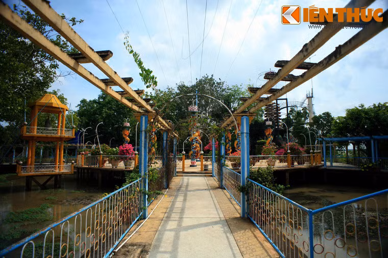 Đạo Dừa là một tôn giáo do ông Nguyễn Thành Nam (1910-1990) một trí thức Tây Học sáng lập tại Bến Tre, miền Nam Việt Nam trước 1975. Chủ trương hòa đồng tôn giáo và cổ xúy hòa bình, đạo Dừa ngồi tham thiền, ăn chay, suy niệm... và coi trọng lễ nghĩa, tình thương, cư xử hòa mục giữa con người với nhau. Về thực phẩm, đạo này khuyên nên ăn dừa và uống nước dừa.