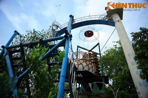 Kế đến là hai ngọn tháp có tên "Miền Bắc Hà Nội" và "Miền Nam Sài Gòn", tượng trưng cho hai miền Nam Bắc Việt Nam. Hai ngọn tháp nối với nhau bằng một chiếc cầu, thể hiện ý nguyện thống nhất đất nước.