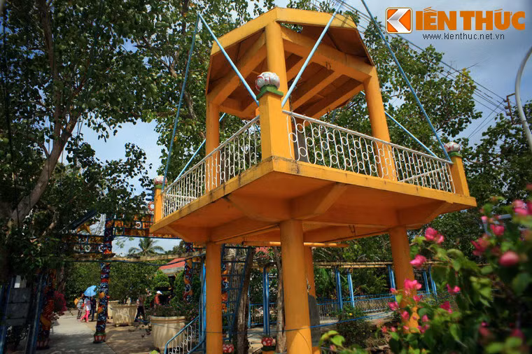 Cổng tam quan và tháp chuông của chùa Nam Quốc Phật - tên gọi xưa kia của quần thể di tích đạo Dừa.