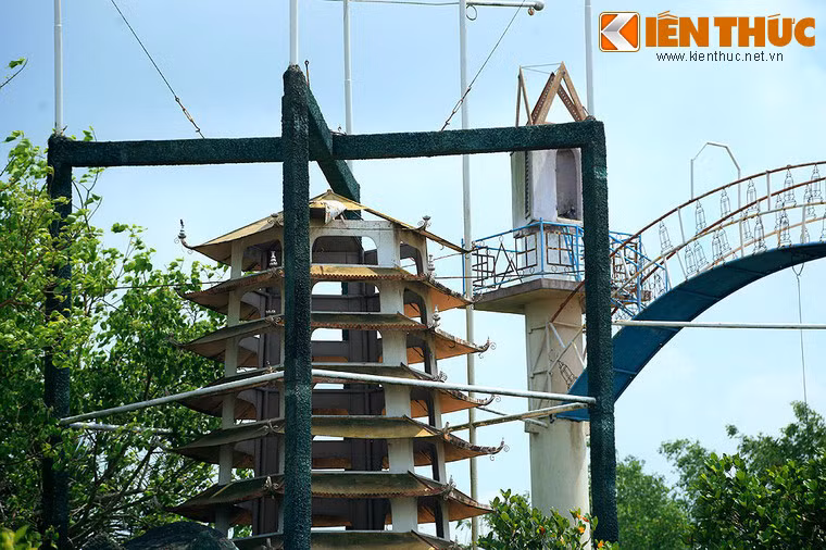 Đạo Dừa được thành lập năm 1963, từng thu hút được hàng vạn tín đồ, trong đó có con trai của nhà văn Mỹ John Steinbeck, người nhận Giải Nobel Văn học năm 1962.