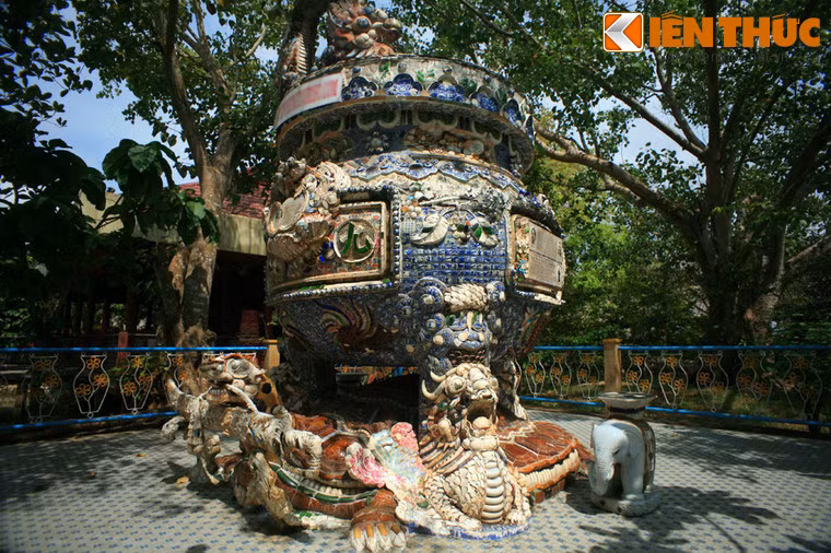 Đỉnh được đúc bằng xi măng cốt sắt, trên bề mặt cẩn gốm sứ rất kỳ công.