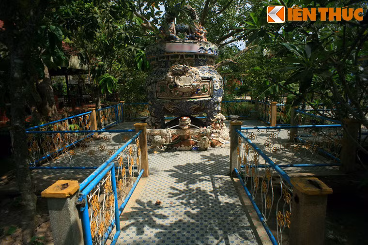 Cạnh cổng tam quan là một chiếc đỉnh lớn.