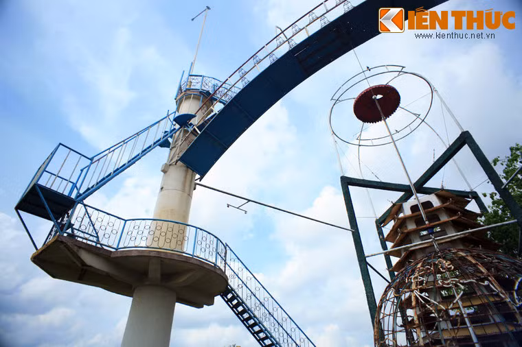 Đỉnh tháp Miền Bắc là nơi ngồi thiền của ông đạo Dừa. Để lên được đỉnh tháp Miền Bắc, phải leo qua các dãy cầu thang sắt lên đỉnh tháp Miền Nam, rồi từ đó qua cầu sang "Miền Bắc".