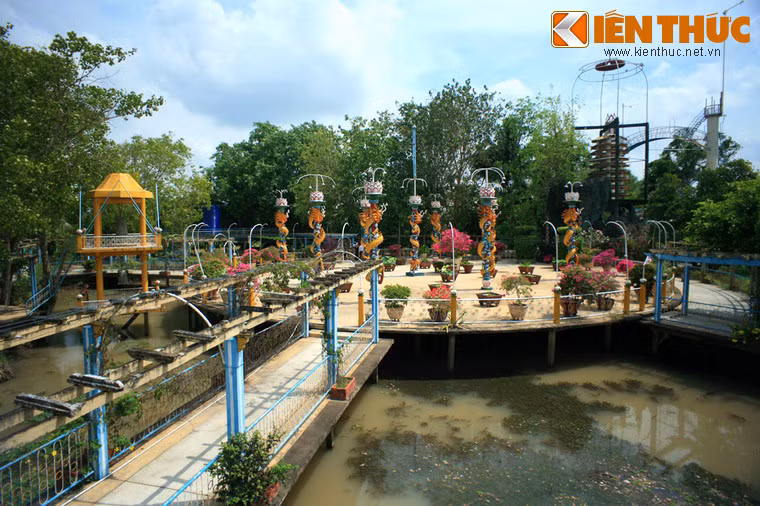 Cơ sở tôn giáo của đạo Dừa tập trung chủ yếu ở Cồn Phụng - một cù lao nổi giữa sông Tiền thuộc địa phận tỉnh Bến Tre. Ngày nay, các di tích của "thánh địa" đạo Dừa vẫn được bảo tồn khá nguyên vẹn trên một diện tích rộng khoảng 1.500m2 của Cồn Phụng.