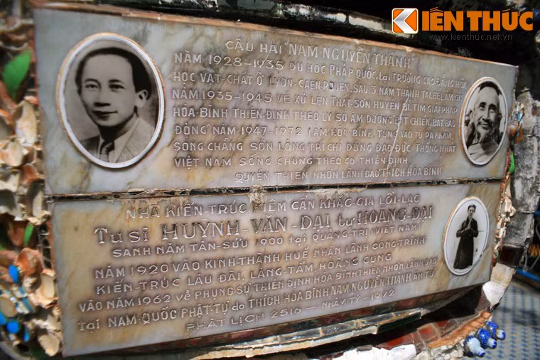 Một tấm đá khác ghi vắn tắt lai lịch ông đạo Dừa và những người giúp ông gây dựng nơi hành đạo.