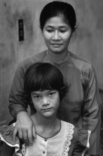 Vương Thị Mỹ Linh và mẹ cô bé là bà Vương Thị Mai Phương, người từng làm nhân viên trong câu lạc bộ của USAID (Cơ quan phát triển quốc tế Mỹ) trên đường Trần Quý Cáp ở Sài Gòn. Cha của Mỹ Linh là Robert C. Turner, một cựu nhân viên Đại sứ quán Mỹ ở Sài Gòn. Ông đã rời khỏi Việt Nam năm 1973.