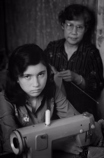  Loan Anh, một cô bé có cha là người Mỹ ở bên mẹ là bà Hồ Thị Thu. Dù hiện tại sống ở Bến Tre, nhưng Loan Anh được sinh ra ở Đà Lạt, nơi mẹ em làm giáo viên thời kỳ chiến tranh Việt Nam. Hiện giờ bà Thu làm nghề thợ may, và bà đã dạy nghề này cho con gái mình. Ngoài việc học nghề, Loan Anh đang bận rộn học tiếng Anh để chờ cơ hội sang Mỹ sinh sống. 