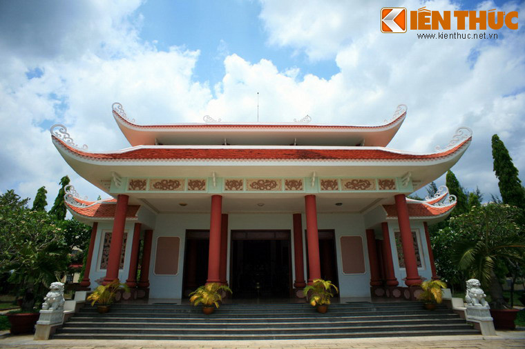 Đây là một quần thể kiến trúc bề thế gồm cổng tam quan, nhà bia, đền thờ, nhà trưng bày, được nối với nhau bằng các trục đường chạy qua thảm cỏ xanh. Khu đền thờ được xây cao ráo, thoáng mát, theo kiểu tứ trụ, cột tròn mái hai tầng chồng diềm uốn cong ở 4 góc, diềm mái đầu cột, đầu hồi có trang trí họa tiết. Đền có 3 cửa ra vào, xung quanh có hành lang rộng.