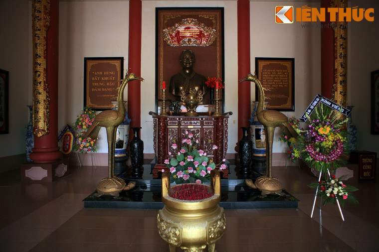 Nội thất trong đền thờ giản dị nhưng đầy vẻ trang nghiêm. Trong đền thờ có tượng đồng chân dung nữ tướng Nguyễn Thị Định, với trang phục áo bà ba khăn rằn quấn cổ. Tượng có chiều cao 1,75m, nặng 1.025kg, đặt trên bệ thờ bằng đá hoa cương cao 1,5 mét do Bộ Quốc phòng trao tặng.