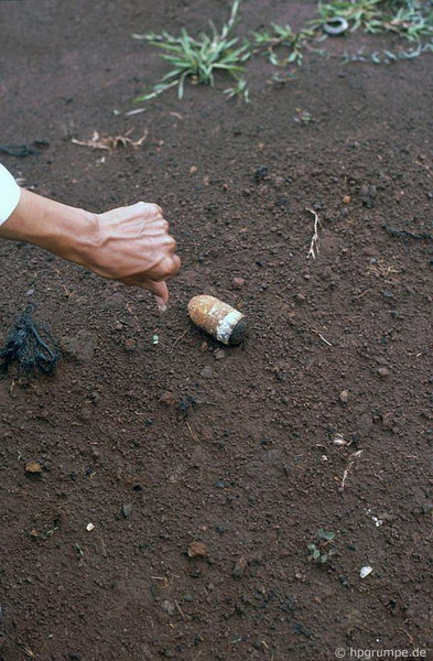 Hai ngày trước khi bức ảnh này được chụp, hai người săn phế liệu đã thiệt mạng khi một quả lựu đạn phát nổ.