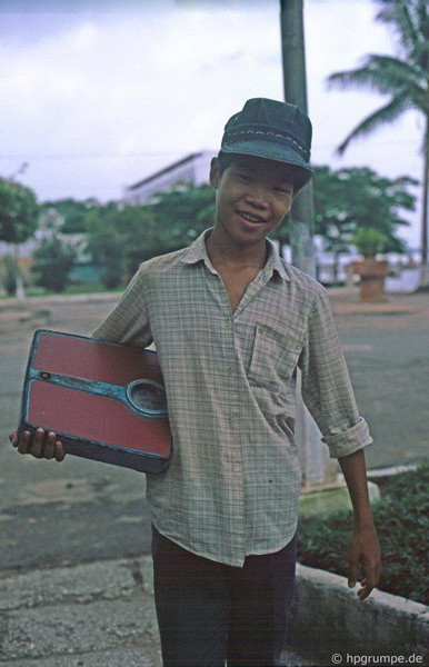 Cậu bé này tên là Gao (?), 13 tuổi, không còn bố mẹ, đang sống cùng chị gái. Do không có tiền đóng học phí, em phải kiếm sống trên đường phố bằng chiếc cân của mình.