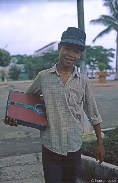 Cậu bé này tên là Gao (?), 13 tuổi, không còn bố mẹ, đang sống cùng chị gái. Do không có tiền đóng học phí, em phải kiếm sống trên đường phố bằng chiếc cân của mình.