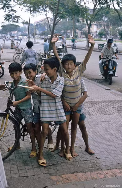 Năm chú bé và một chiếc xe đạp.