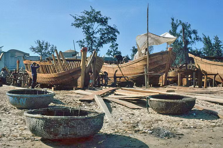 Những chiếc thuyền đánh cá được đóng trên bãi biển. Cạnh đó là những chiếc thuyền thúng.