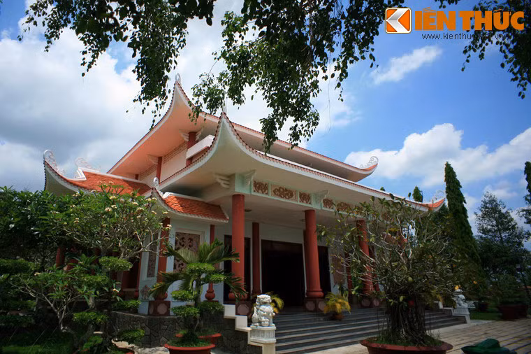 Để thể hiện lòng ngưỡng mộ nữ tướng Nguyễn Thị Định, nhân dân Hát Môn (Hà Nội) - quê hương Hai Bà Trưng - đã rước bát hương bà về thờ trong khu đền thờ Hai Bà Trưng.