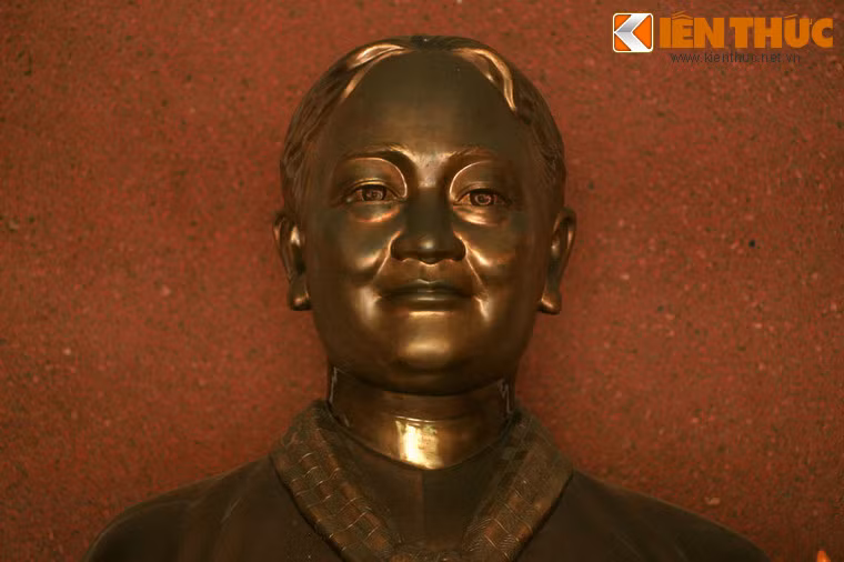 Trong đền thờ có tượng đồng chân dung nữ tướng Nguyễn Thị Định, với trang phục áo bà ba khăn rằn quấn cổ. Tượng có chiều cao 1,75m, nặng 1.025kg, đặt trên bệ thờ bằng đá hoa cương cao 1,5m do Bộ Quốc phòng trao tặng.