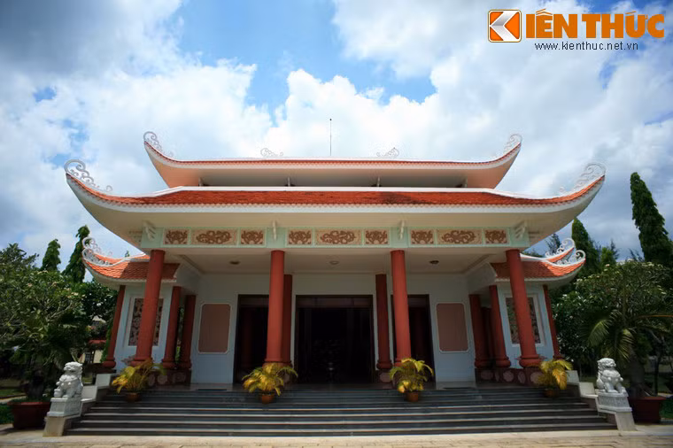 Khu đền thờ được xây cao ráo, thoáng mát, theo kiểu tứ trụ, cột tròn mái hai tầng chồng diềm uốn cong ở 4 góc, diềm mái đầu cột, đầu hồi có trang trí họa tiết. Đền có 3 cửa ra vào, xung quanh có hành lang rộng.