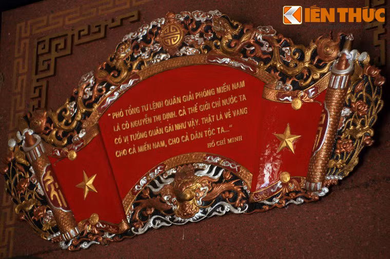 Bức hoành phi ghi lại lời khen Bác Hồ dành cho vị nữ tướng.