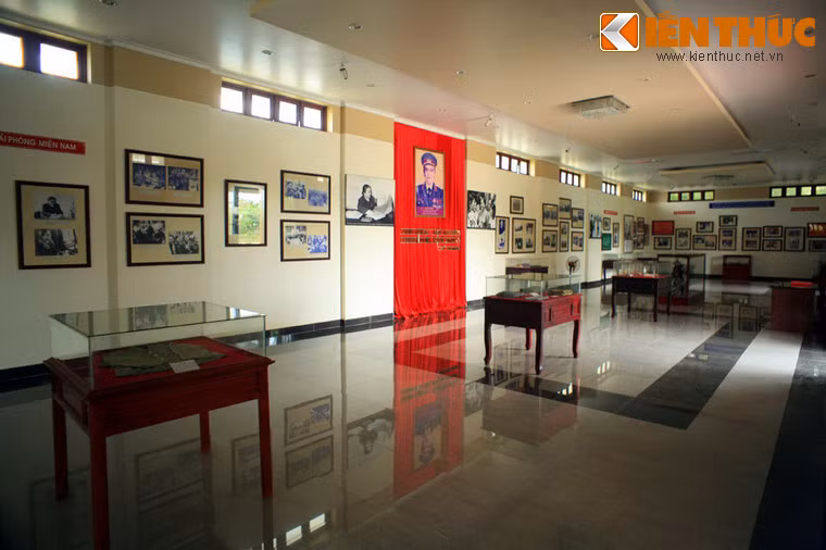 Phòng trưng bày hiện vật, hình ảnh, tư liệu về cuộc đời và sự nghiệp cách mạng của nữ tướng Nguyễn Thị Định.