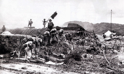 Trận Điện Biên Phủ diễn ra từ ngày 13/3-7/5/1954 tại lòng chảo Mường Thanh, Điện Biên, Lai Châu, là cuộc đối đầu giữa Quân đội Nhân dân Việt Nam và đội quân của thực dân Pháp. Thắng lợi của người Việt Nam trong trận chiến này đánh dấu một cột mốc quan trọng trong lịch sử nhân loại: Lần đầu tiên quân đội của một nước thuộc địa châu Á đánh bại đội quân của một cường quốc châu Âu. Các sử gia quốc tế nhận định biến cố này đã chấm dứt hơn 4 thế kỷ thống trị của chủ nghĩa thực dân kiểu cũ trên thế giới.