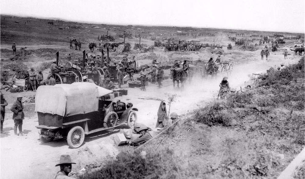  Trận Somme diễn ra từ tháng 7-9/1916 trong chiến tranh TG I giữa quân Đức đóng trên tuyến phòng thủ dài 40km dọc sông Somme ở miền bắc nước Pháp với quân Anh – Pháp. Với hơn 1 triệu người thương vong, đây được xem là một trong số những trận đánh đẫm máu nhất lịch sử loài người. Dù quân liên minh không bẻ gãy được phòng tuyến Đức, chiến dịch này đã đặt nền tảng cho những thay đổi lớn lao của cục diện chiến tranh, nên được xem là một trận đánh quan trọng của lịch sử thế giới. 
