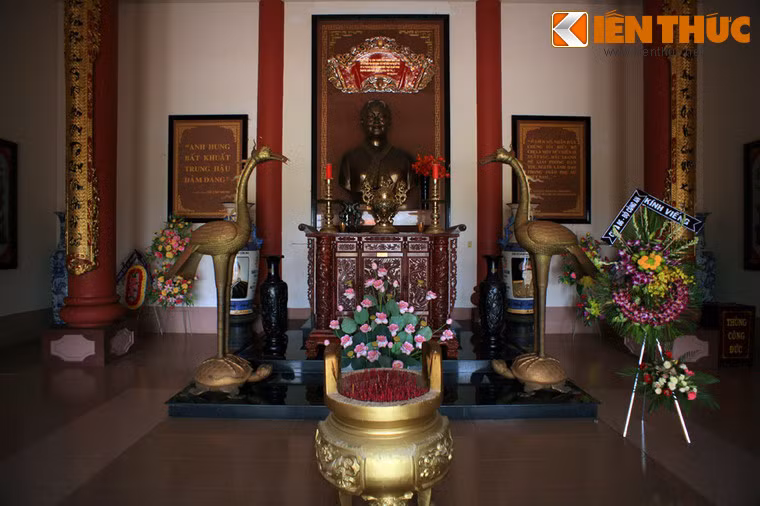 Nội thất trong đền thờ giản dị nhưng đầy vẻ trang nghiêm. Trong đền thờ có tượng đồng chân dung nữ tướng Nguyễn Thị Định, với trang phục áo bà ba khăn rằn quấn cổ. Tượng có chiều cao 1,75 m, nặng 1.025 kg, đặt trên bệ thờ bằng đá hoa cương cao 1,5 m do Bộ Quốc phòng trao tặng.