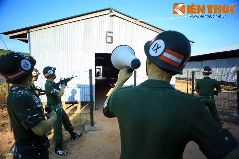 Khi không thể khuất phục tù binh bằng những trận đánh giáp lá cà, lực lượng quân cảnh của trại tù Phú Quốc bắc loa kêu gọi đầu hàng. Khi không được đáp ứng, chúng sẵn sàng xả súng vào nhà giam.