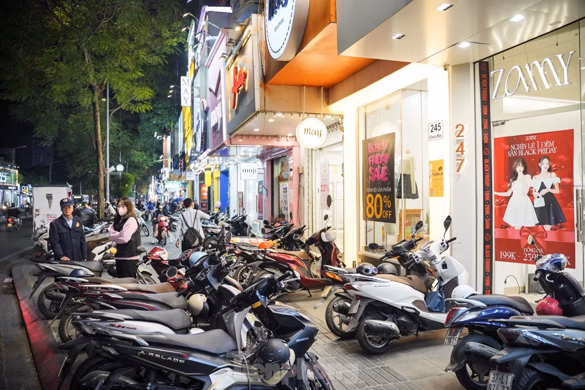 Troi tro lanh cac cua hang quan ao dip Black Friday hut khach-Hinh-7