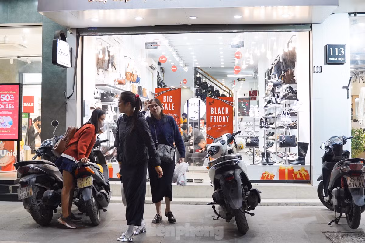 Troi tro lanh cac cua hang quan ao dip Black Friday hut khach-Hinh-9