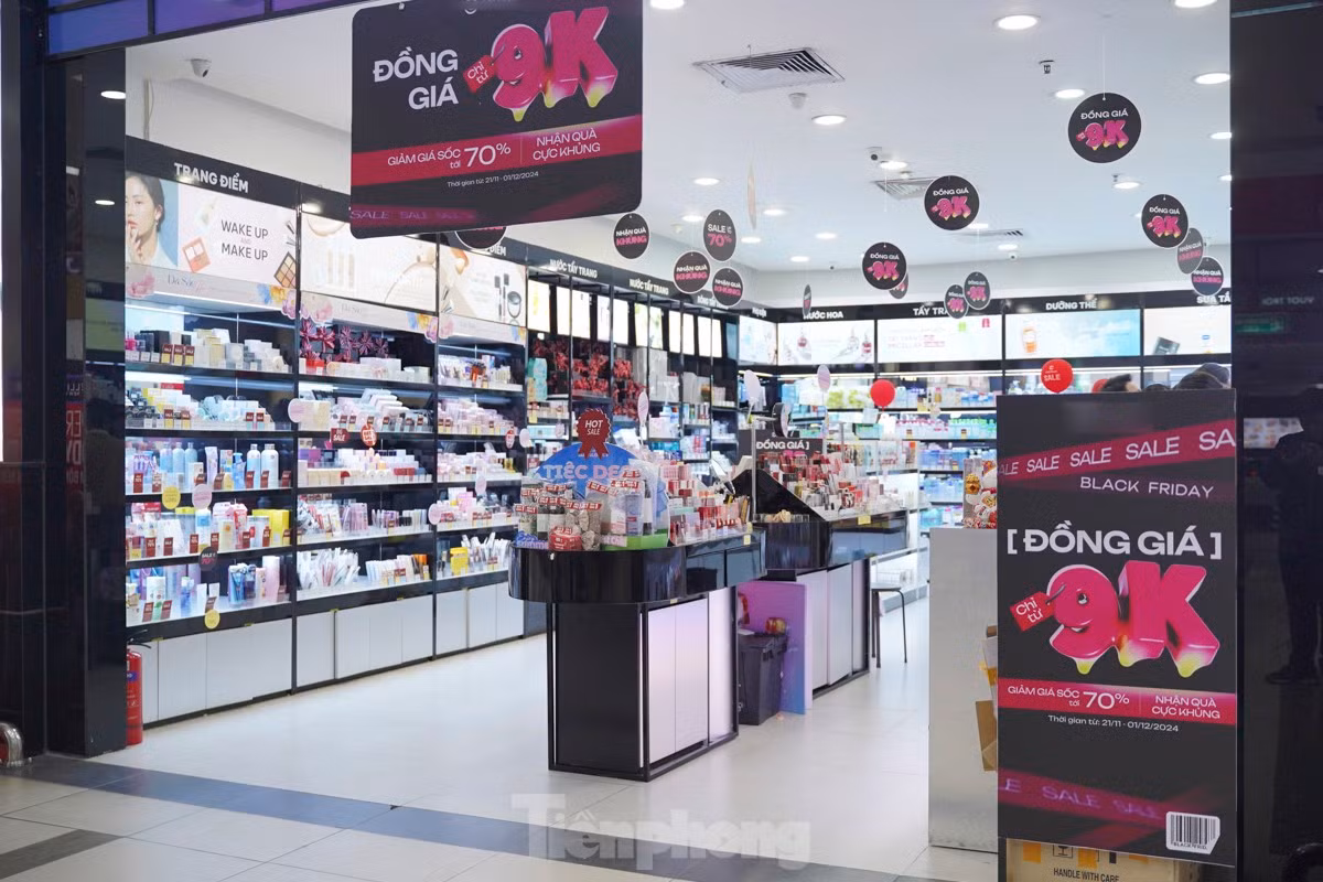 Troi tro lanh cac cua hang quan ao dip Black Friday hut khach-Hinh-14