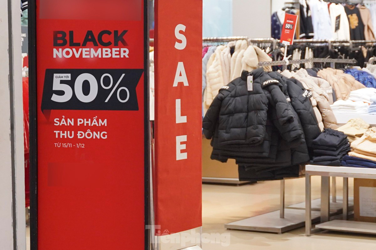 Troi tro lanh cac cua hang quan ao dip Black Friday hut khach-Hinh-3