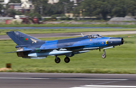 Một chiếc F-7 xuất khẩu cho Bangladesh với buồng lái kiểu mới, kiểu dáng chiếc F-7 này khá giống với biến thể MiG-21F-13 với mũi nhọn thụt sâu vào trong cửa hút không khí cho động cơ phản lực.