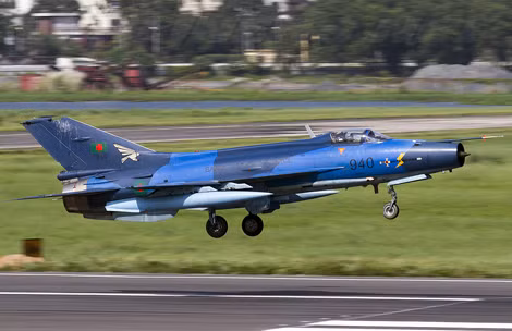Một chiếc F-7 xuất khẩu cho Bangladesh với buồng lái kiểu mới, kiểu dáng chiếc F-7 này khá giống với biến thể MiG-21F-13 với mũi nhọn thụt sâu vào trong cửa hút không khí cho động cơ phản lực.