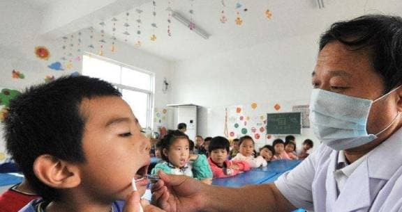 Loat thoi quen khien tre bi sau rang, cha me nen chu y som-Hinh-10