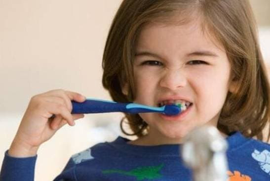 Loat thoi quen khien tre bi sau rang, cha me nen chu y som-Hinh-6