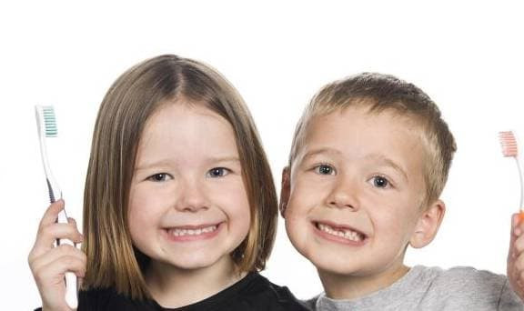 Loat thoi quen khien tre bi sau rang, cha me nen chu y som-Hinh-11