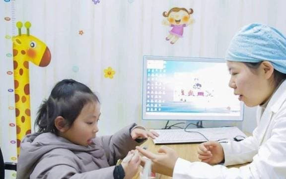 Loat thoi quen khien tre bi sau rang, cha me nen chu y som-Hinh-8