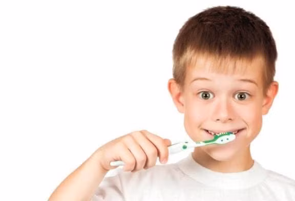 Loat thoi quen khien tre bi sau rang, cha me nen chu y som-Hinh-7