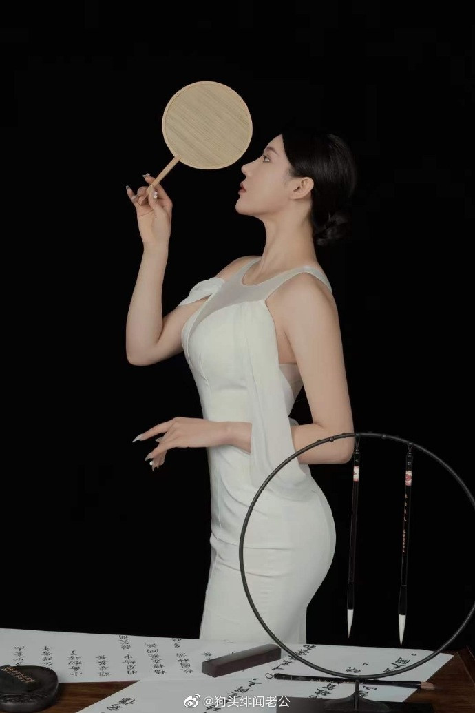 Đầu tiên, bạn mở rộng chân, mũi chân và đầu gối cùng hướng, hai tay khóa trước ngực, mắt nhìn thẳng. Tiếp đó bạn từ từ gập gối và hạ người dồn trọng tâm cơ thể vào hông. Khi nâng người bạn siết bụng, đùi. Bạn không nên cố đẩy hông ra phía sau, võng lưng hay vai rút lên quá cao.