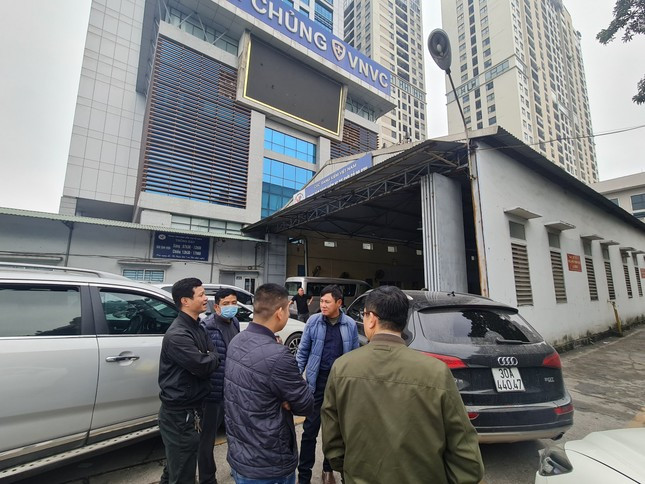 Nhiều người cùng chung bức xúc vì phải nghỉ làm cả ngày, vạ vật ăn ngủ trên xe mà vẫn chưa đăng kiểm xong