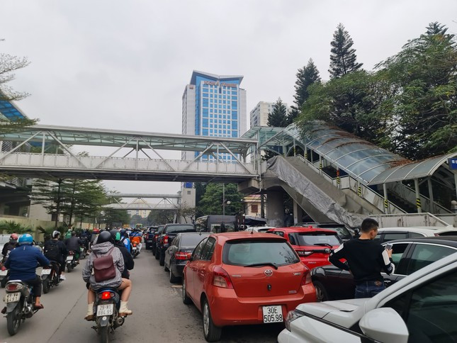 Nhiều người đến xếp hàng từ 2, 3h sáng nhưng quá trưa vẫn chưa đến lượt đăng kiểm. Có tài xế còn đi lại 3 ngày chưa xong thủ tục trong những ngày bận rộn giáp Tết. Ghi nhận của PV Tiền Phong tại Trung tâm đăng kiểm 2903V - Đại học Giao thông vận tải lúc 12h trưa 11/1, xe ô tô xếp 3 hàng kéo dài từ trung tâm đến ngã 4 Đường Láng.