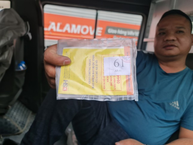 Một giám đốc trung tâm đăng kiểm ở Hà Nội cho biết, việc một số trung tâm đăng kiểm bị phong toả, đóng cửa khiến lượng phương tiện ùn ứ là không tránh khỏi. Trên ảnh là tài xế xe tải chờ lấy số từ 3h sáng tại Trung tâm đăng kiểm số 9 đường Pháp Vân, anh có số thứ tự 61.